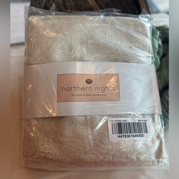 Northern Nights 500 Thread Count Queen Sheet Set • Grey Peonies • 100% Cotton - Picture 1 of 4